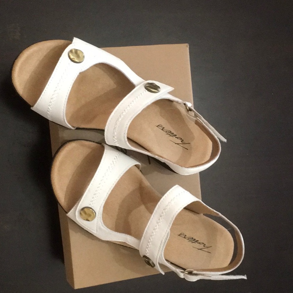 TROTTERS COMFORT ADJUSTABLE STRAPS CREAM SANDAL 8.5 WW